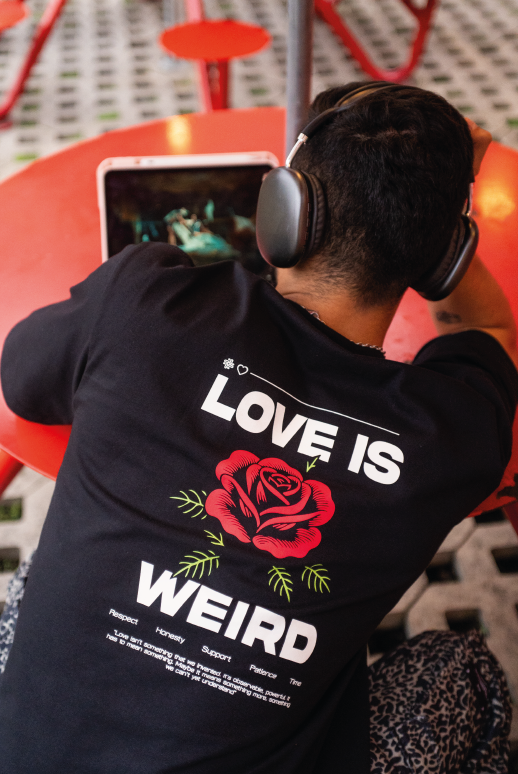 CAMISETA LOVE IS WEIRD