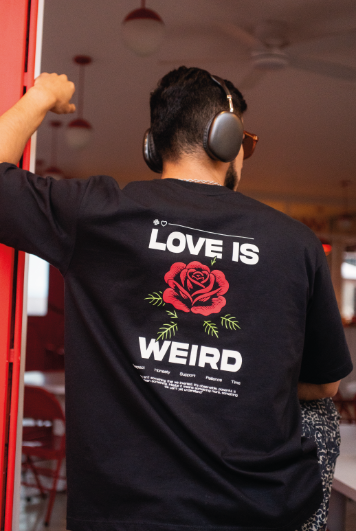 CAMISETA LOVE IS WEIRD
